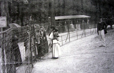 Femme portant son enfant lors d'une exposition ethnologique au Jardin d'Acclimatation en 1890