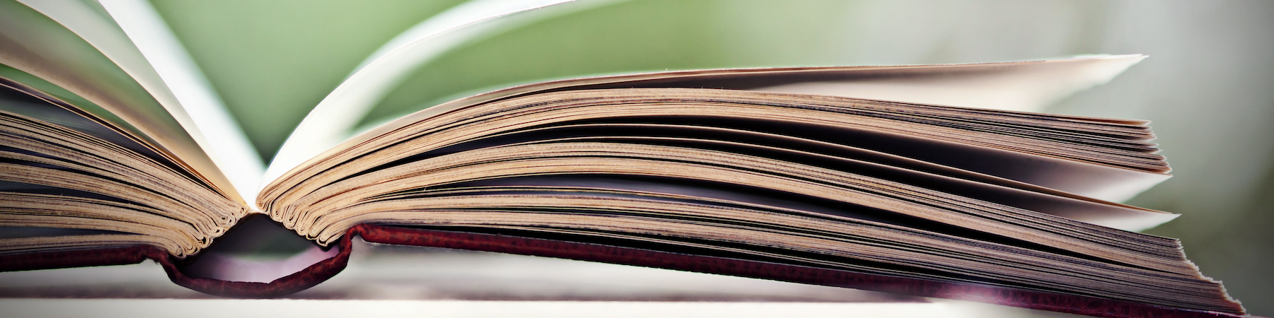 Livre ancien ouvert sur une table
